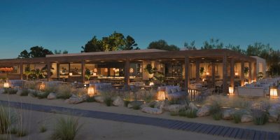 Resort contemporáneo frente al mar con paisajismo, palmeras, piscinas y arquitectura hotelera de lujo, vinculado a selección de talento especializado en arquitectura.