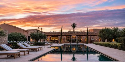 Proyecto residencial de Bastidas Architecture con piscina, paisajismo mediterráneo y diseño hotelero de lujo, vinculado a selección de talento especializado en arquitectura.