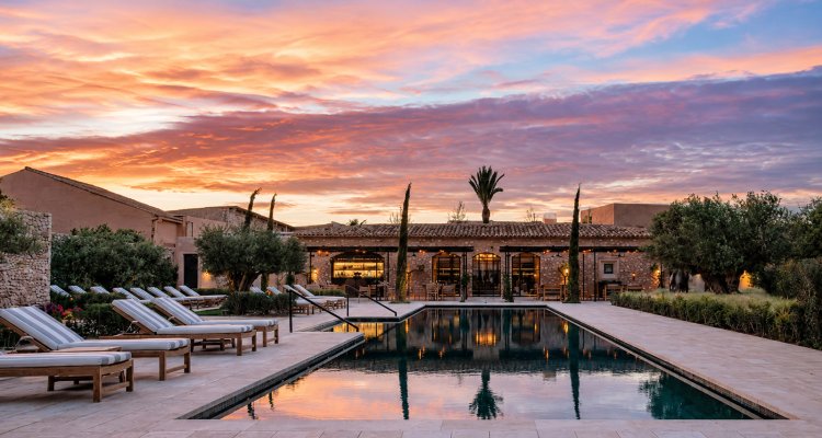Proyecto residencial de Bastidas Architecture con piscina, paisajismo mediterráneo y diseño hotelero de lujo, vinculado a selección de talento especializado en arquitectura.